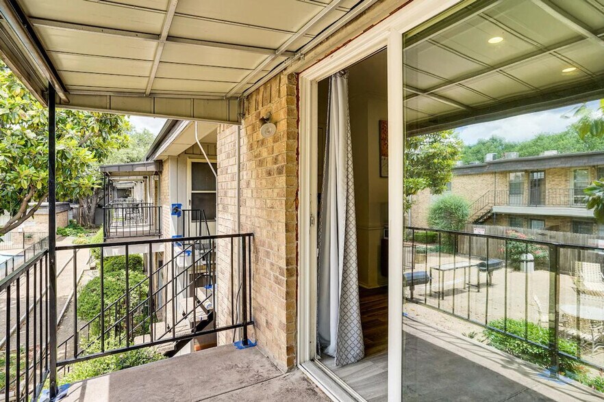 Building Photo - 10228 Regal Oaks Dr