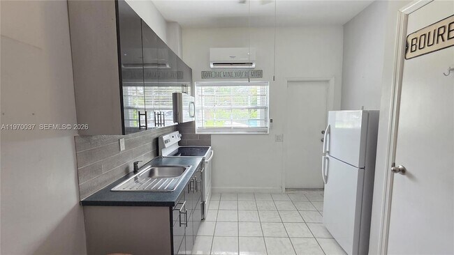 Building Photo - 1105 NE 119th St