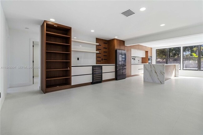 Building Photo - 5420 Lincoln St