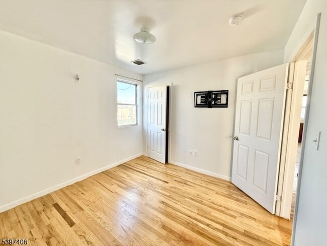 Building Photo - 524 Mulberry St