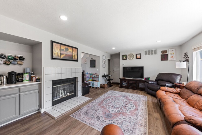 Building Photo - 907 Shadywood Cir