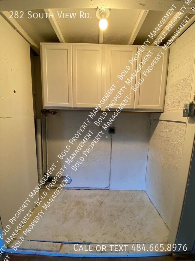 Building Photo - 282 S View Rd