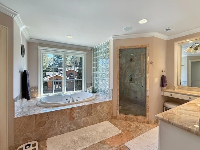 Building Photo - 1526 Hillview Dr