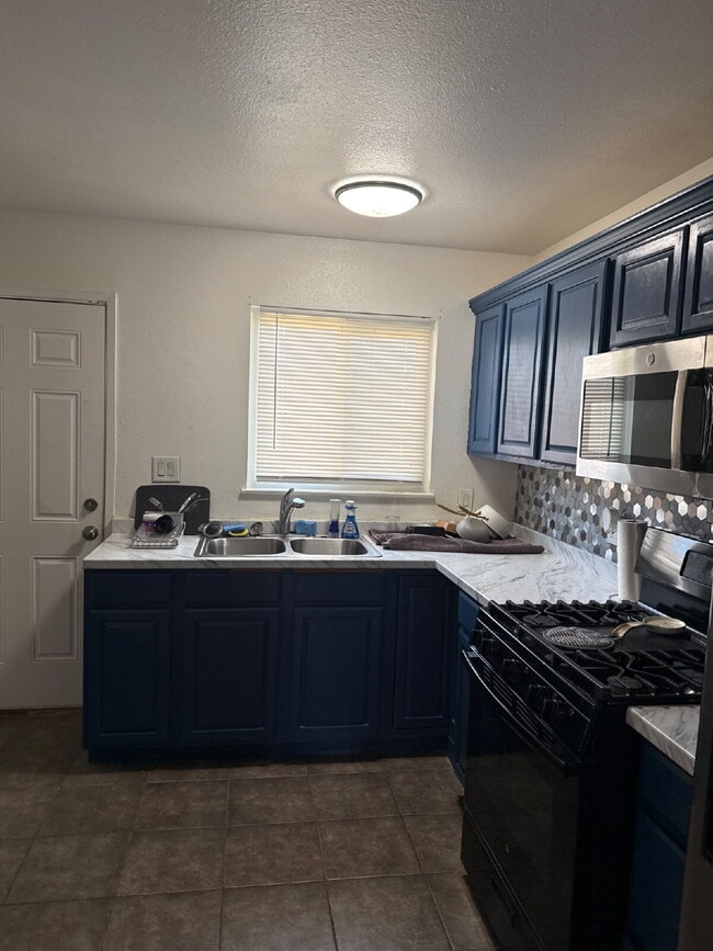 Building Photo - Don't miss out on this beautiful and spacious home!  Large back yard with detached workshop!