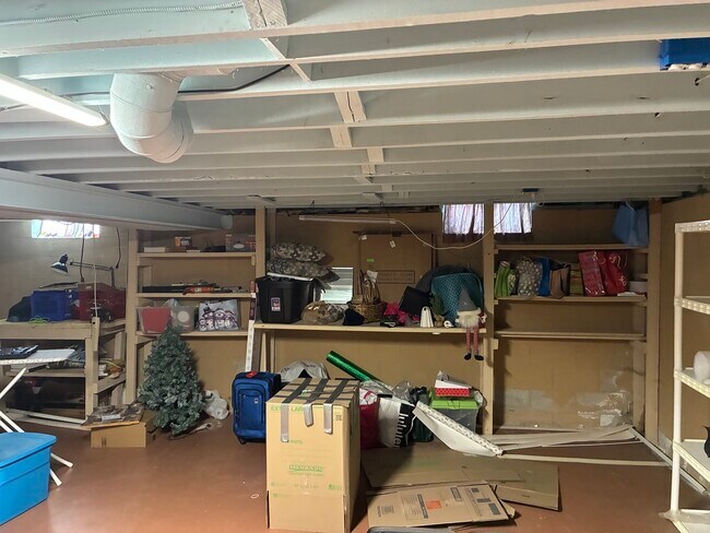 Building Photo - 209 W Cedar St