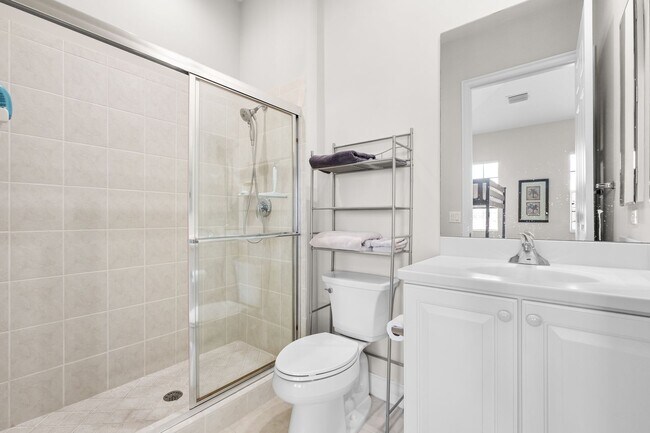 Building Photo - 3 Bed + Flex, 3 Bath 2,686 Sq Ft - Top Floor Coach Home