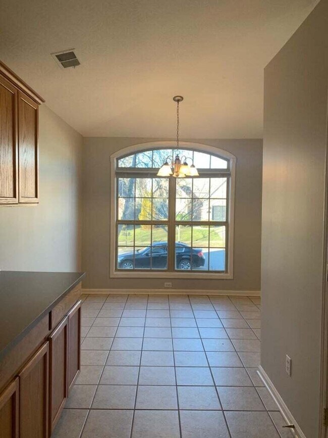 Building Photo - 772 Rosslyns Dale