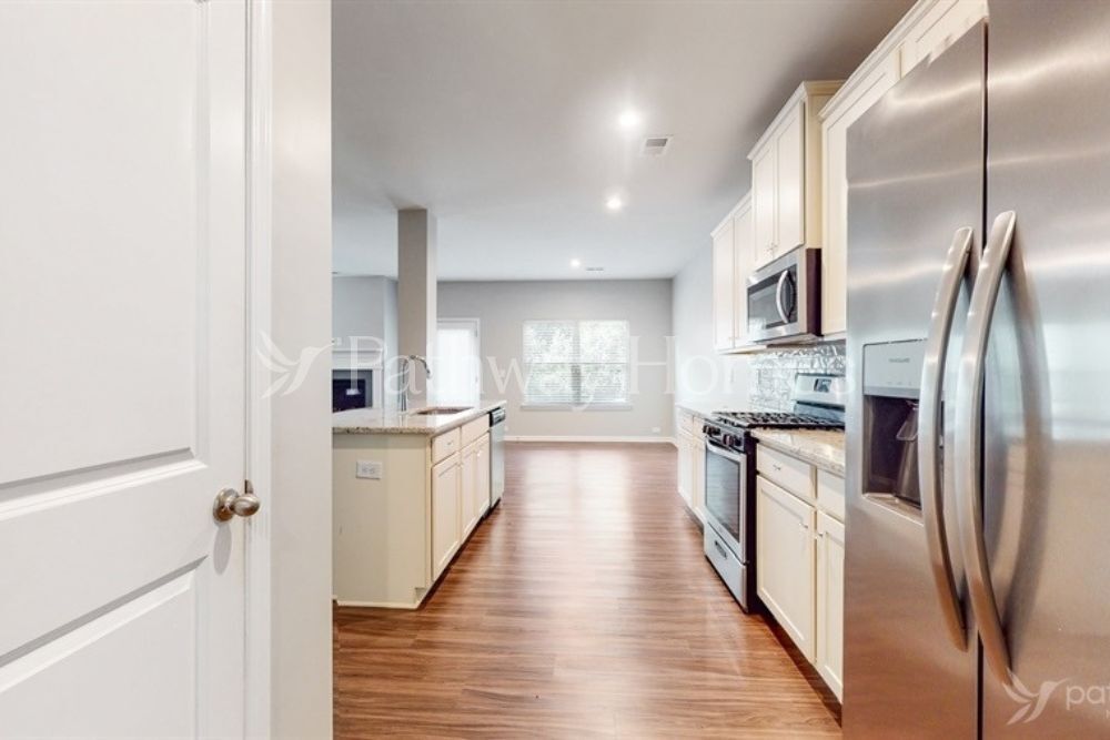 Building Photo - 3950 Lake Manor Way