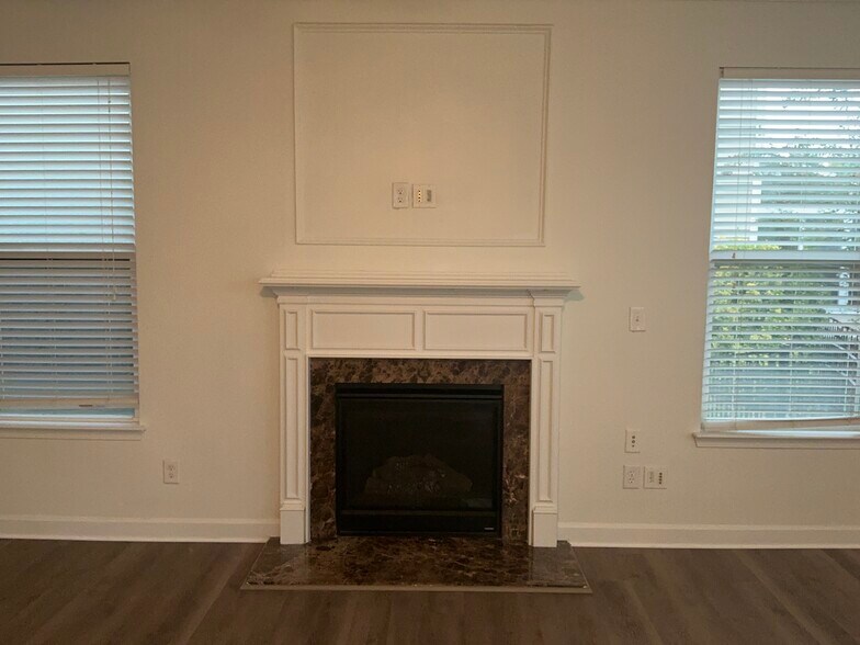 Building Photo - 3013 Corrona Ln