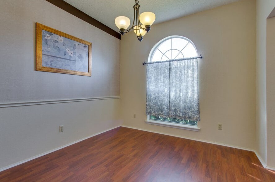 Building Photo - 807 Burr Oak Dr