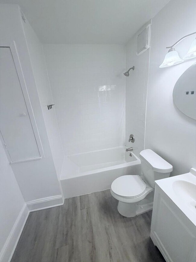 Building Photo - Gorgeous 4 bd, 1.5 bth Cleveland Heights Stunner!