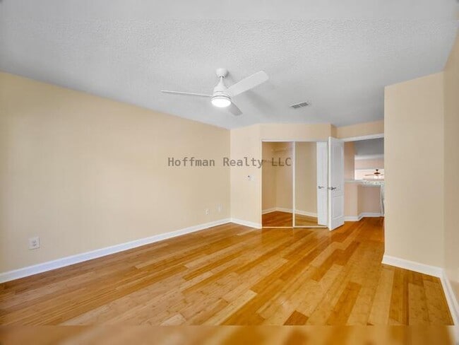 Building Photo - Condo on desirable Harbour Island