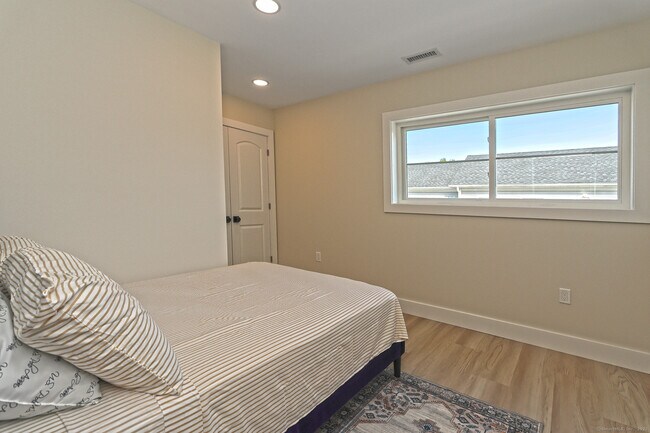 Building Photo - 33 Fairwood Ave