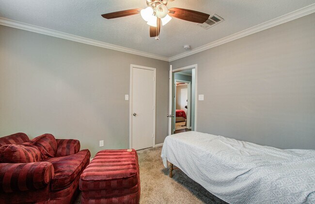 Building Photo - 9818 Emnora Ln