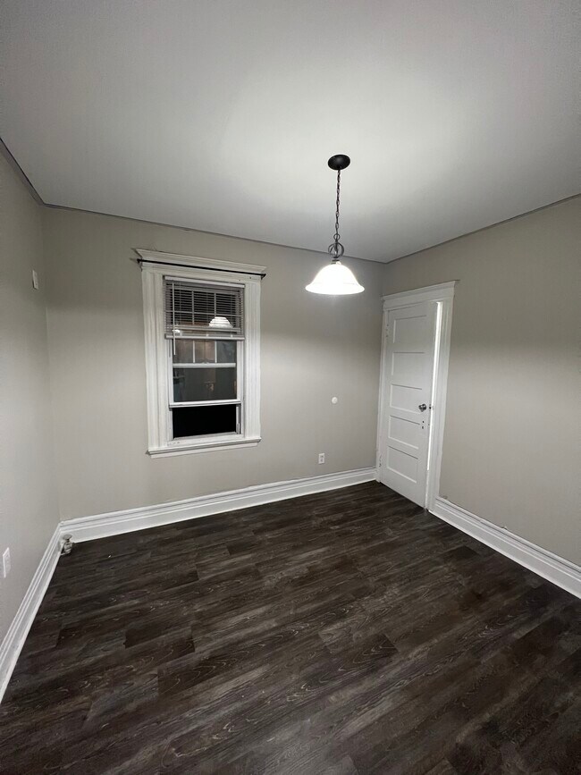 Building Photo - 214 Maple St