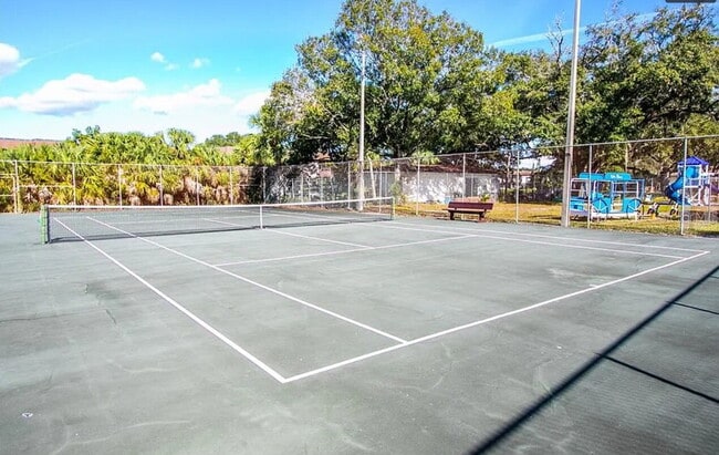 Building Photo - Centrally Located 3 bedroom 2.5 bath Townh...