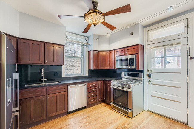 Building Photo - 6712 N Maplewood Ave