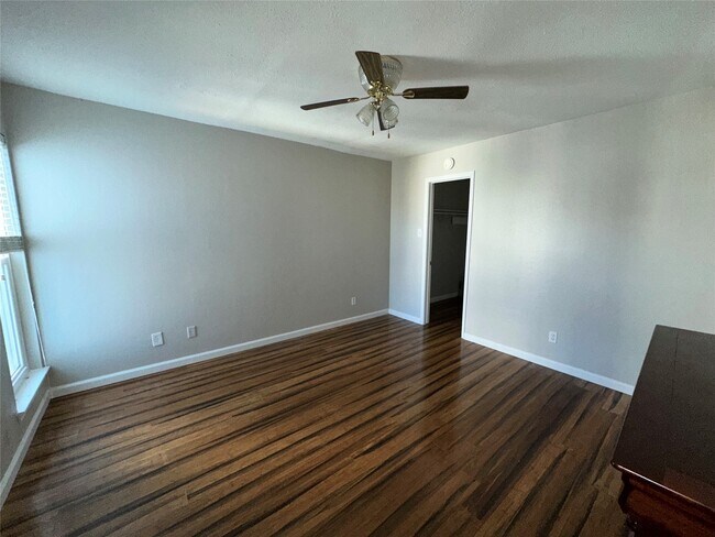 Building Photo - 3506 Cove View Blvd