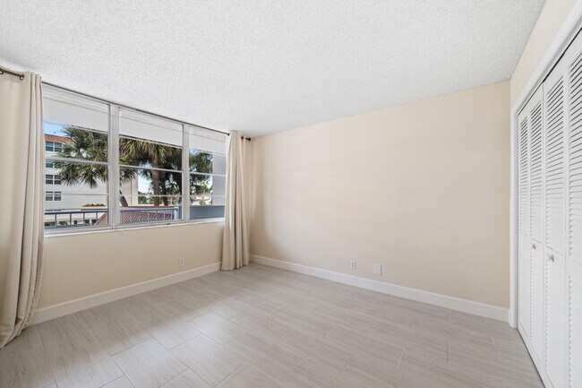 Building Photo - 920 Dogwood Dr