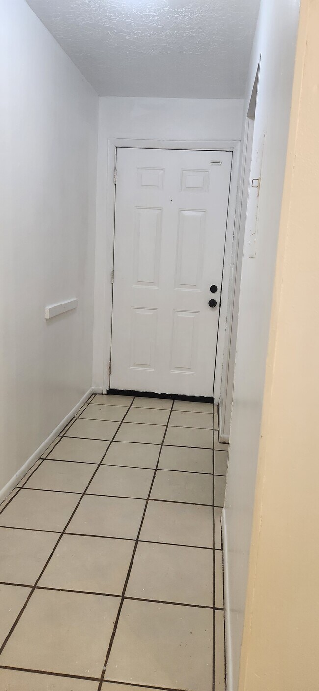 Building Photo - 1552 University Ln