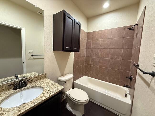 Building Photo - Modern Duplex in Prime Location