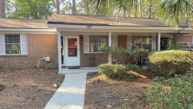 Primary Photo - Cozy Two Bedroom Duplex on South End HHI