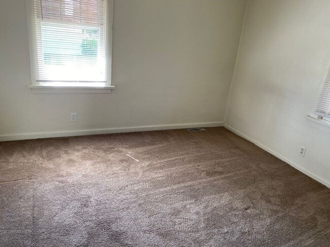 Building Photo - Charming 1 Bedroom Duplex