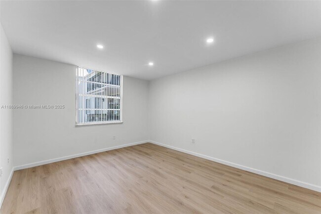 Building Photo - 8307 SW 142nd Ave