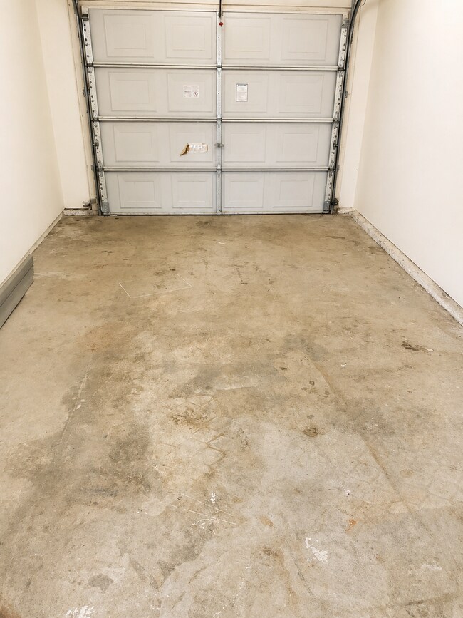 Building Photo - 1301 E Oak St