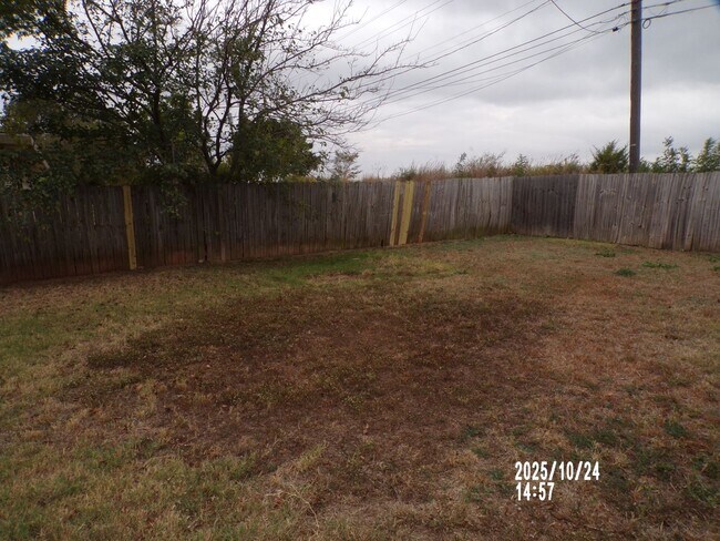 Building Photo - Very Nice home located in the Sullivan Vil...
