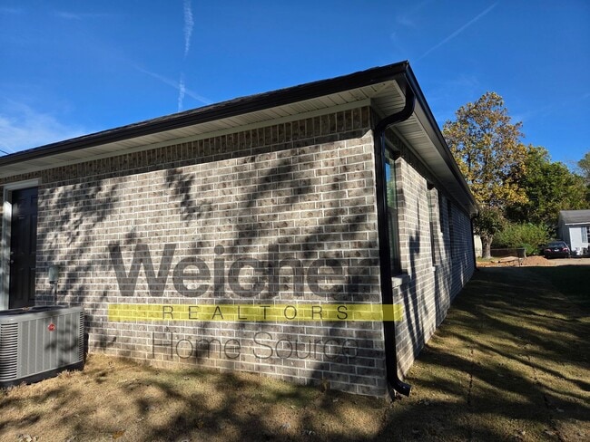 Building Photo - 3 Bed 2 bath home on corner lot