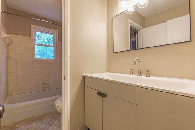 Building Photo - 4BR/1.5BA split-level in Grandview Heights