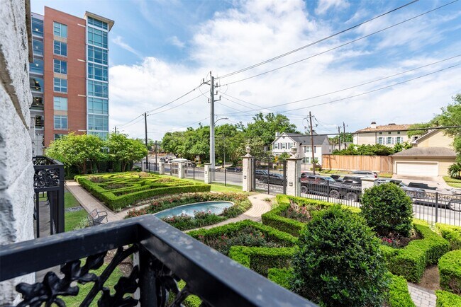 Building Photo - 1005 S Shepherd Dr