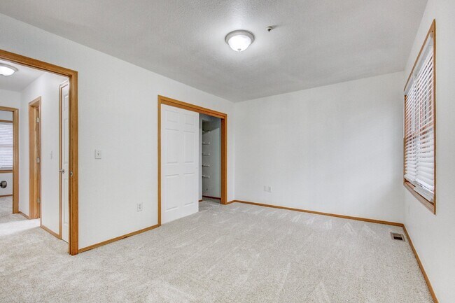 Building Photo - "Charming 3-Bedroom Haven in Boulder – Cozy 850 Sq Ft with 1.5 Baths!"