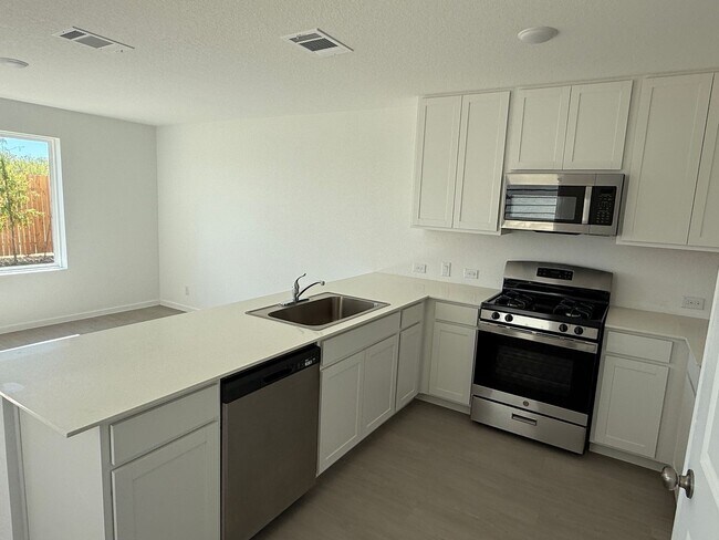 Building Photo - Tres Laurels-Wellton