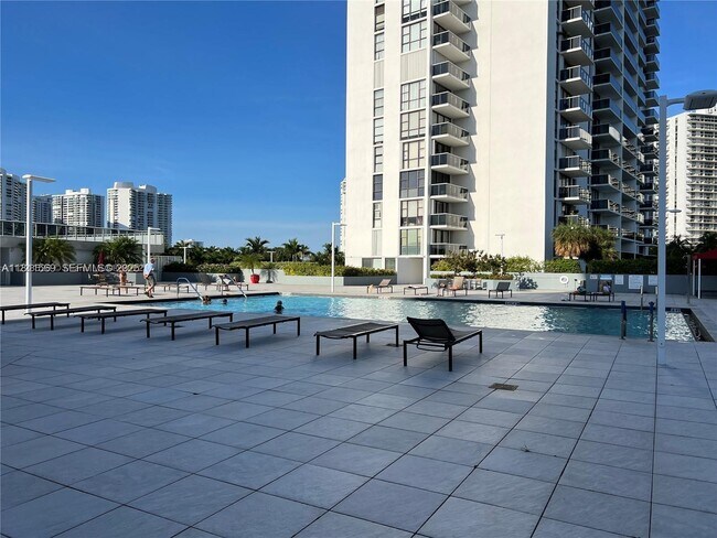 Building Photo - 3625 N Country Club Dr