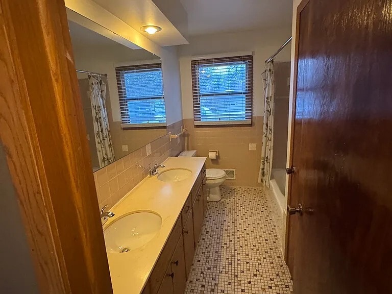 Building Photo - 1910 Valleyhigh Dr NW