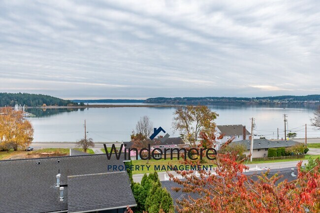 Building Photo - 3 bed 2 bath Condo with a View!