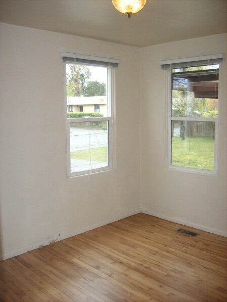 Building Photo - Large house in SW Eugene with forced air h...