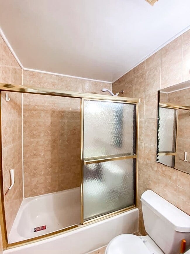Building Photo - Beautifully Maintained 3 Bed 2 Bath Single...