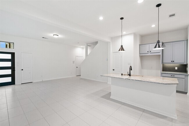 Building Photo - 631 Silver Pear Ct