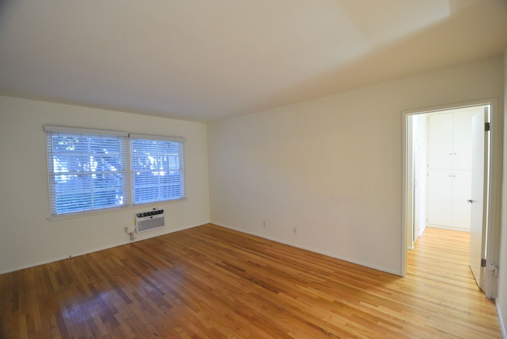 Building Photo - 1212 N Hollywood Way