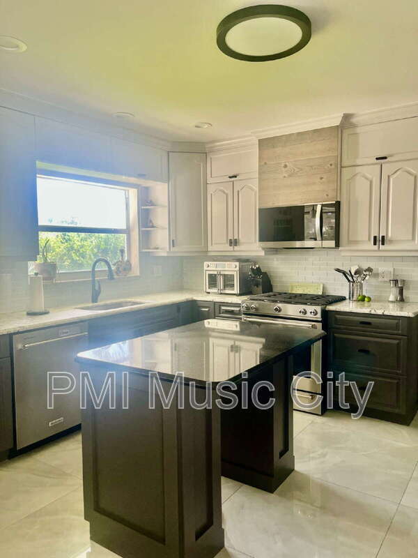 Building Photo - 2264 SE 10th Ct