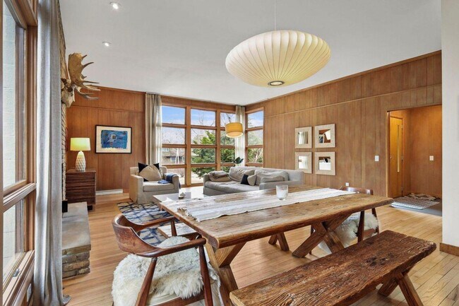 Building Photo - Mid-Century Home