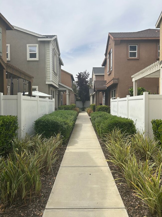Building Photo - Spacious home in University Park