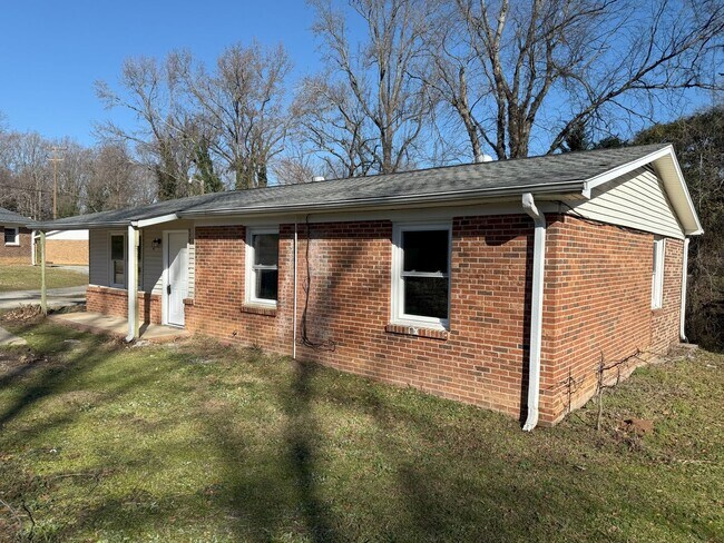 Building Photo - 3 Bedroom House, GREAT LOCATION *FIRST MONTH FREE*