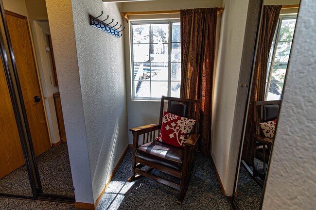 Building Photo - Spacious Three Bedroom located in Moonridge