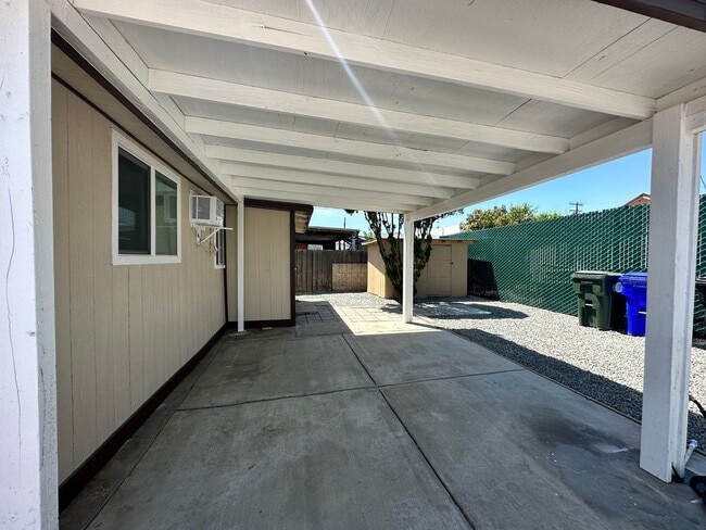 Building Photo - Updated Corner Lot Home – 2bd/2ba