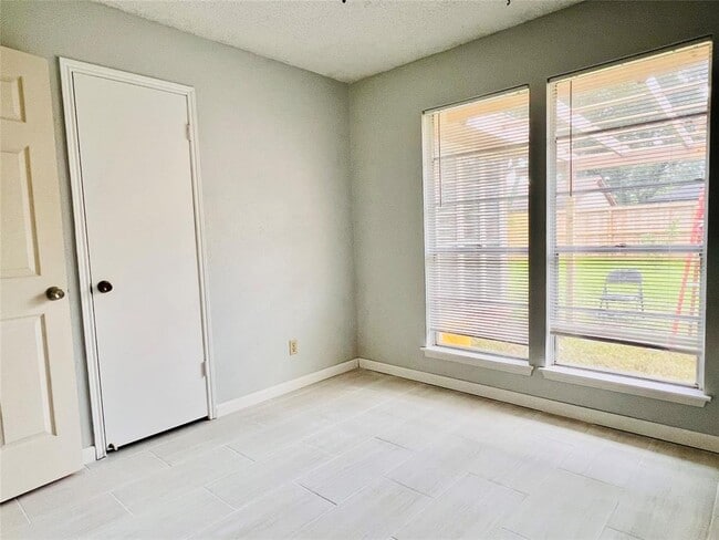 Building Photo - 830 Richvale Ln