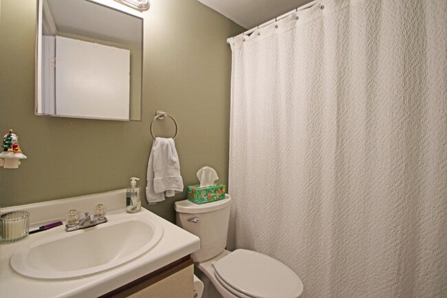 Building Photo - Your Chill JMU Spot—Awesome 2-Bed, 2-Bath Condo Close to Campus!